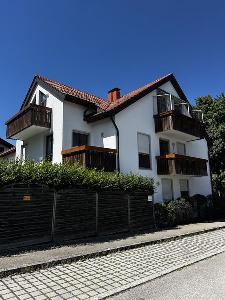 Großzügige 2,5-Zimmer-Wohnung mit 2 Balkone und Einbauküche 